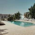 וילה Beachfront Blue Waves