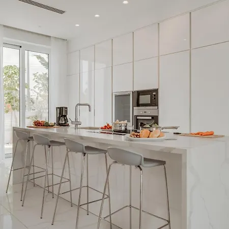 Villa Beachfront Blue Waves *