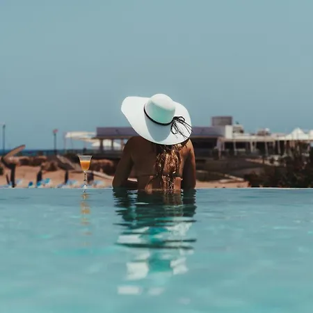 Beachfront Blue Waves ヴィラ